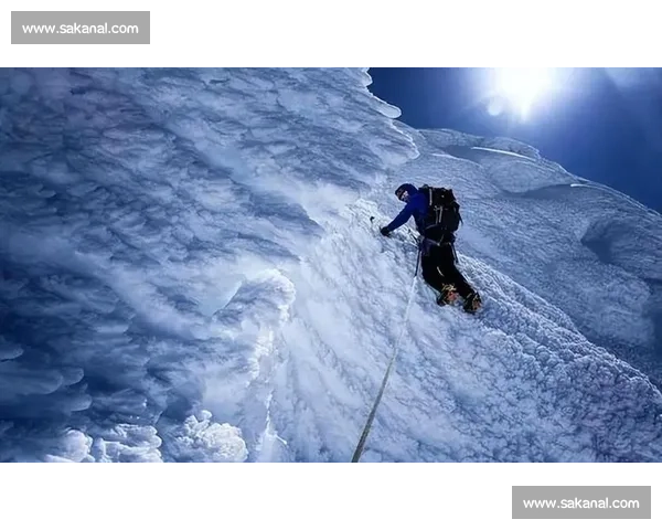 四姑娘山滑坠悲剧：16 岁少年未戴安全绳坠亡，航拍仅见雪地血迹